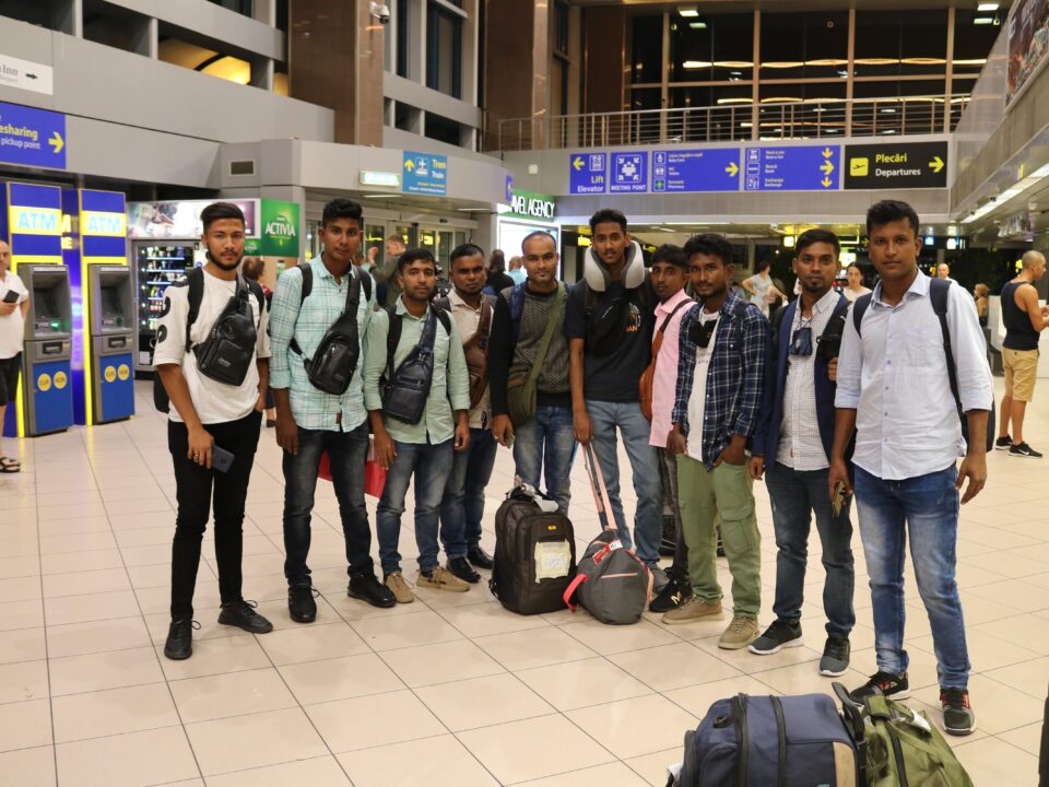 muncitori straini in aeroport