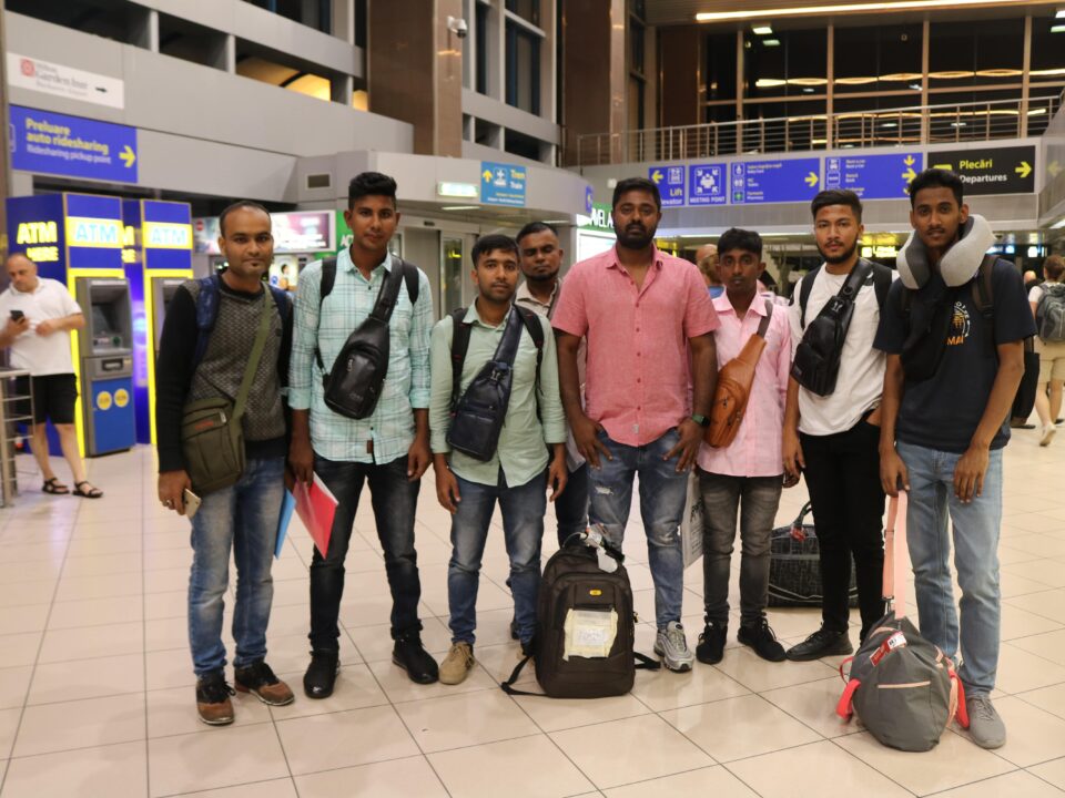 muncitori straini in aeroport