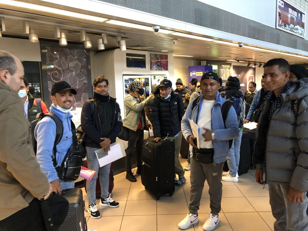 muncitori din pakistan in aeroport