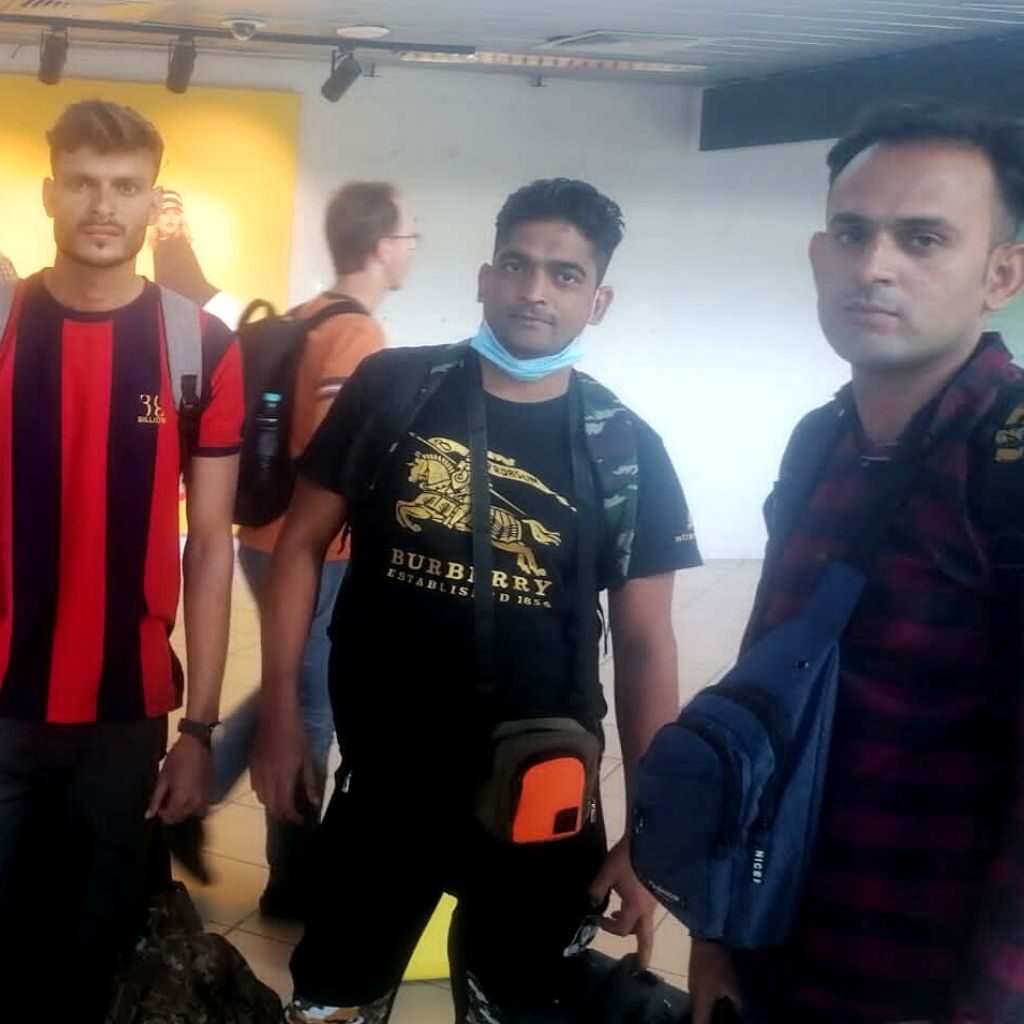 muncitori straini din Pakistan pe aeroport