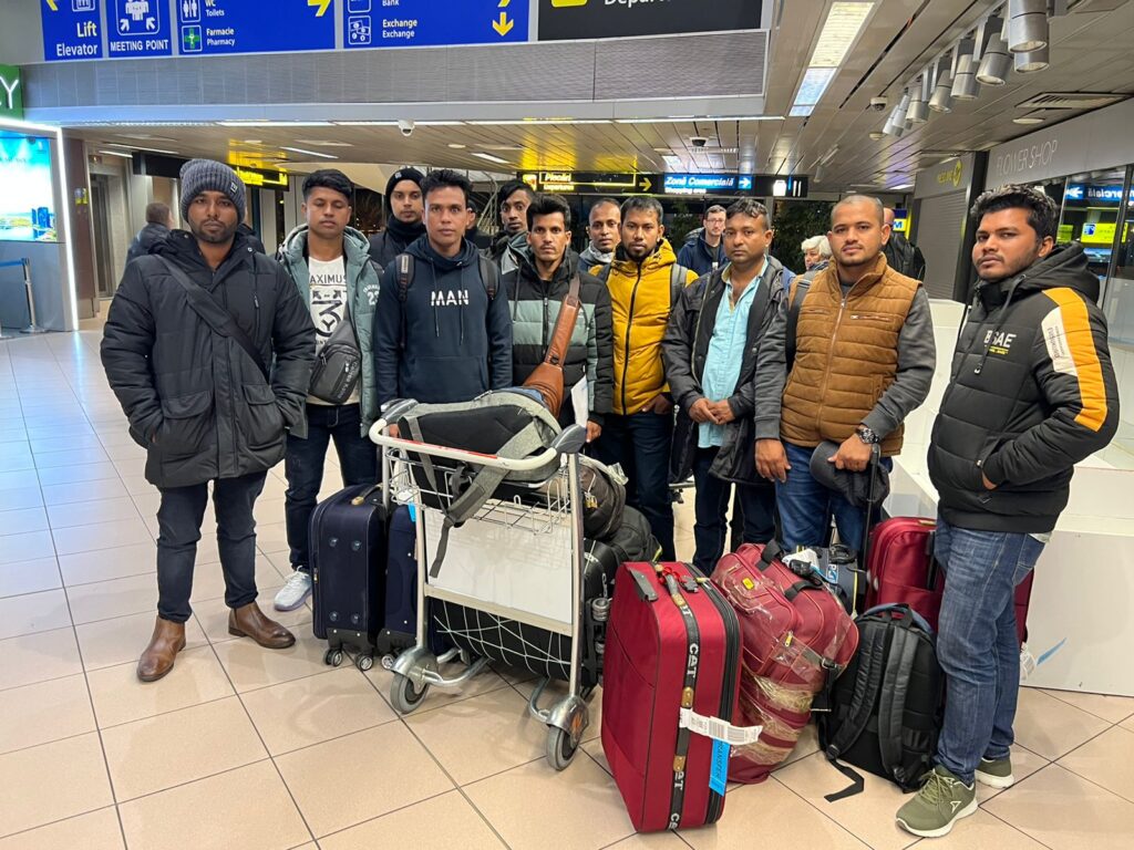 muncitori din Bangladesh in aeroport Romania